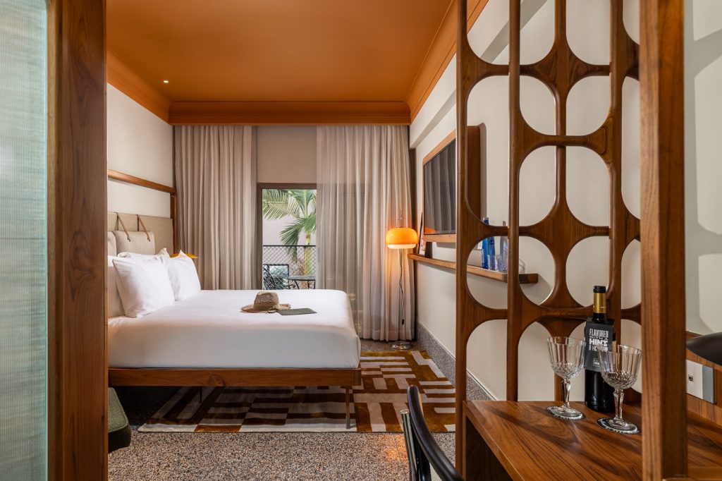 חופשה במלון 1935 + זוג כרטיסים להצגת תיאטרון / סטנדאפ + ארוחת בוקר