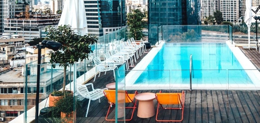 חופשה באינדיגו מלון בוטיק וספא + זוג כרטיסים להצגת תיאטרון / סטנדאפ + ארוחת בוקר