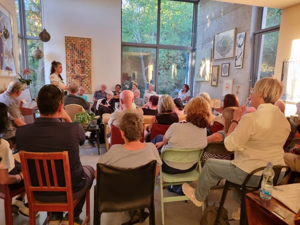 על הניסים – בית מארח