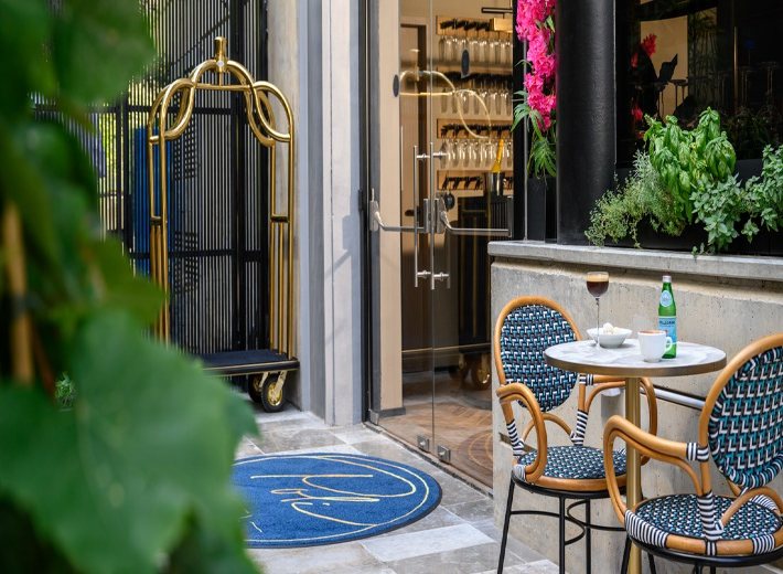 חופשה במלון פולי אורבן + זוג כרטיסים להצגת תיאטרון / סטנדאפ + ארוחת בוקר