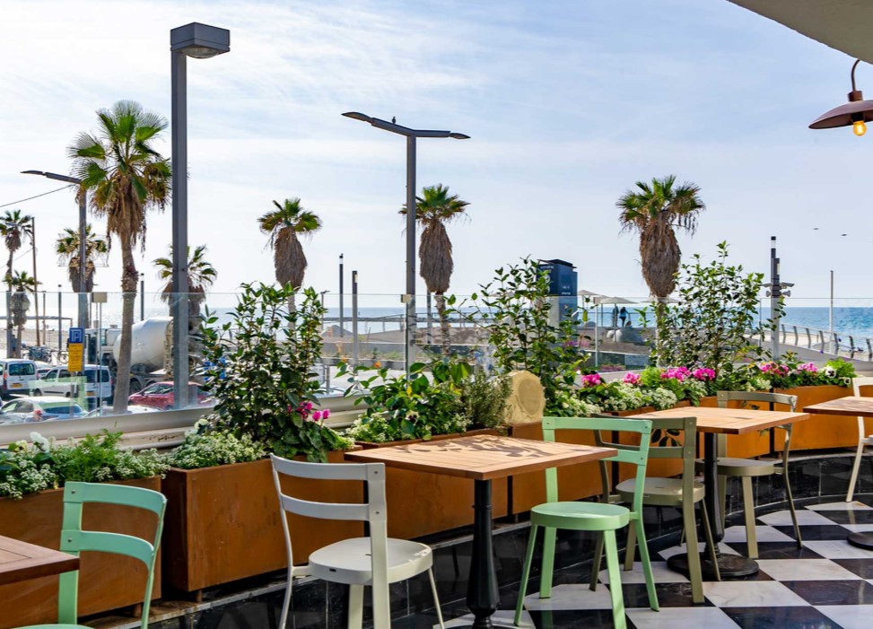 חופשה במלון THE SEVEN SEAS + הצגת תיאטרון / סטנדאפ לבחירה + ארוחת בוקר